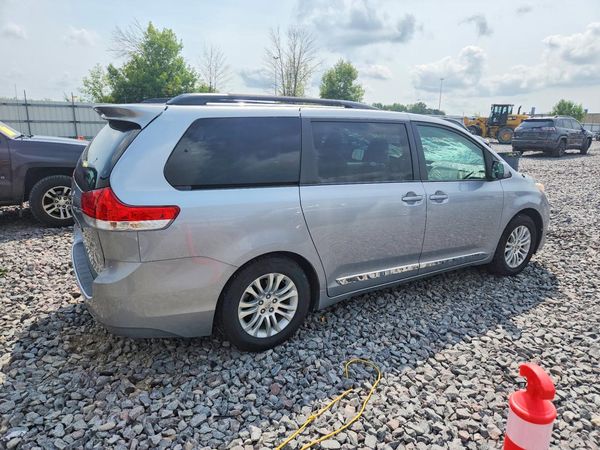 2014 TOYOTA SIENNA