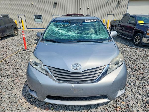 2014 TOYOTA SIENNA