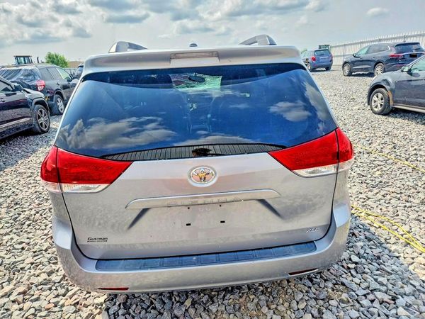 2014 TOYOTA SIENNA