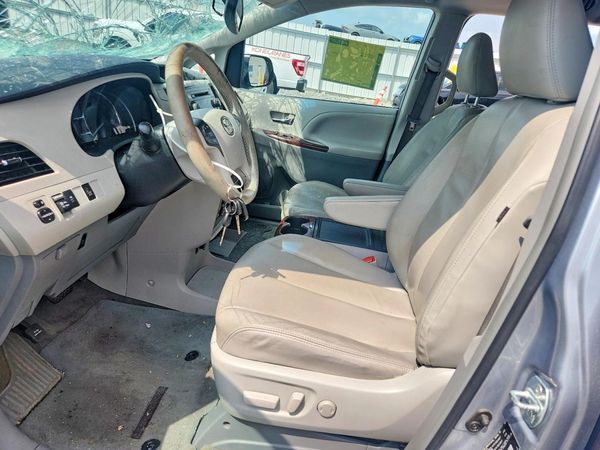 2014 TOYOTA SIENNA