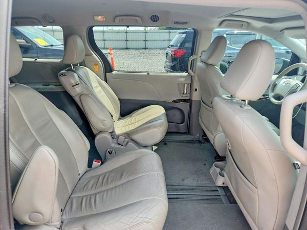 2014 TOYOTA SIENNA