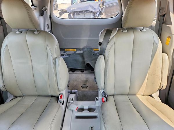 2014 TOYOTA SIENNA