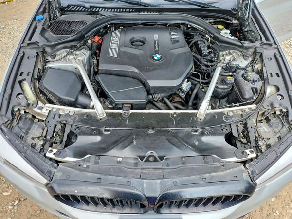 2018 BMW 5 SERIES xDrive — Engine bay