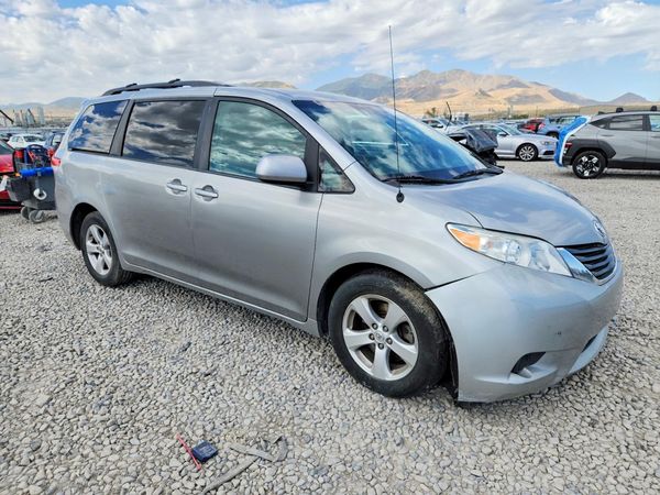 2014 TOYOTA SIENNA