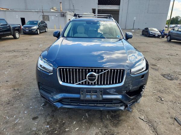 2021 VOLVO XC90 Momentum