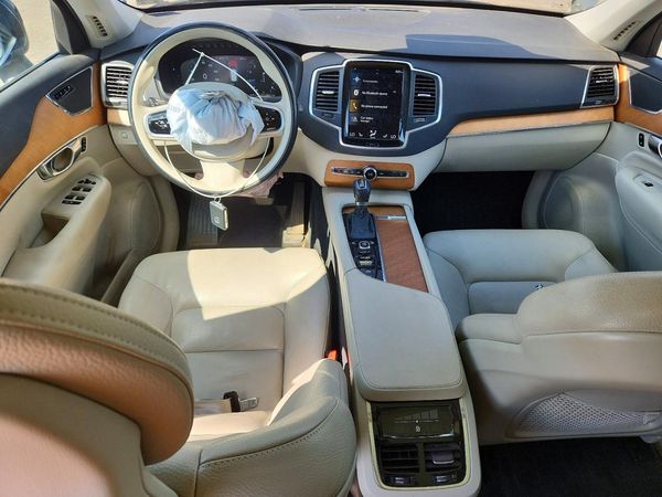 2021 VOLVO XC90 Momentum