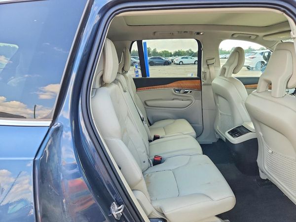 2021 VOLVO XC90 Momentum