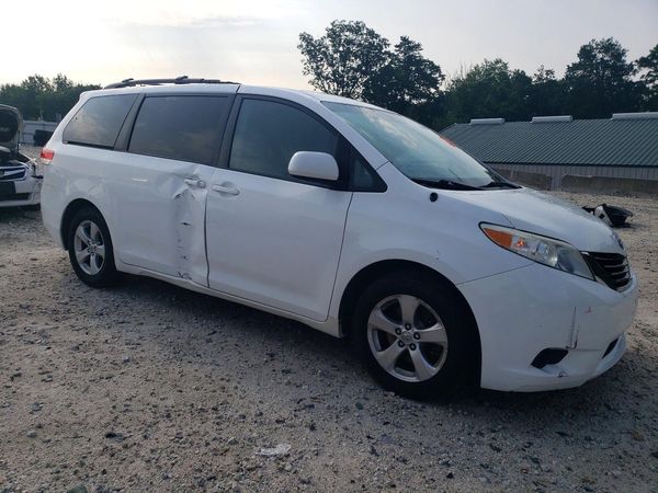 2013 TOYOTA SIENNA