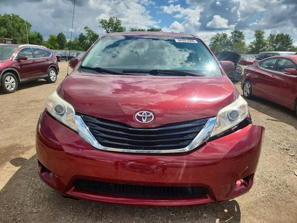 2014 TOYOTA SIENNA