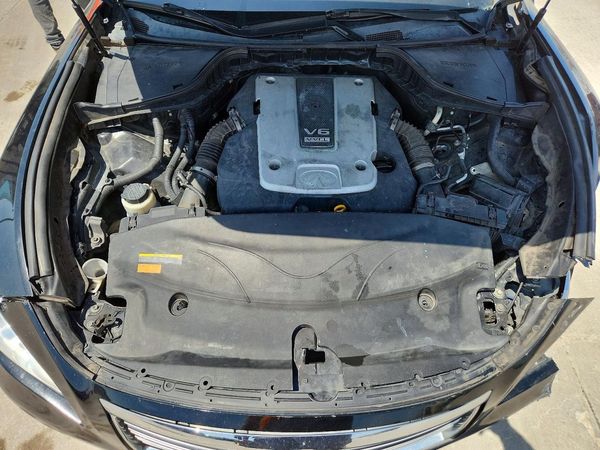 2013 INFINITI M37 — Engine bay