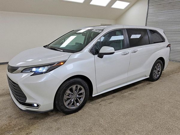 2024 TOYOTA SIENNA XLE