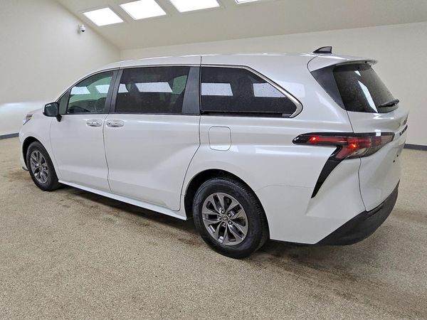 2024 TOYOTA SIENNA XLE