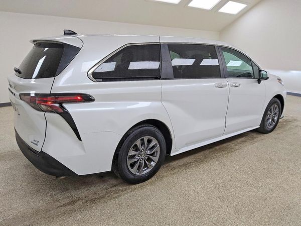 2024 TOYOTA SIENNA XLE