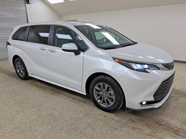 2024 TOYOTA SIENNA XLE