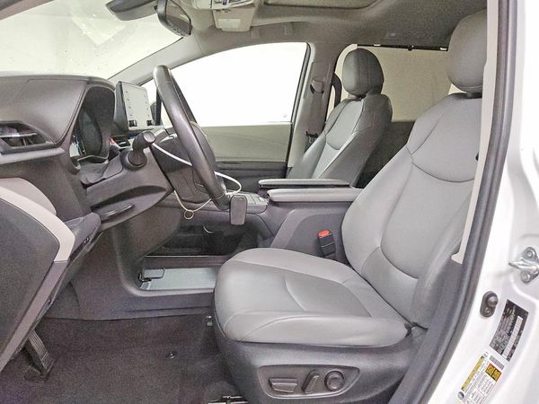 2024 TOYOTA SIENNA XLE