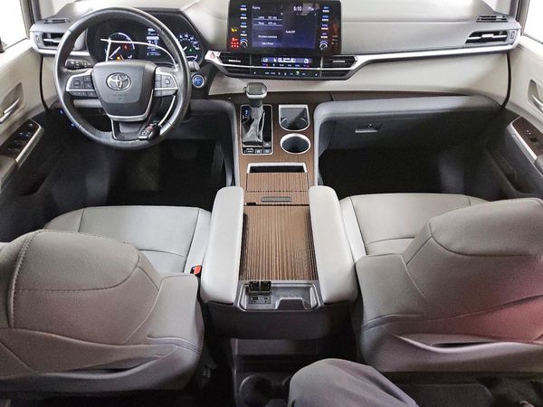 2024 TOYOTA SIENNA XLE