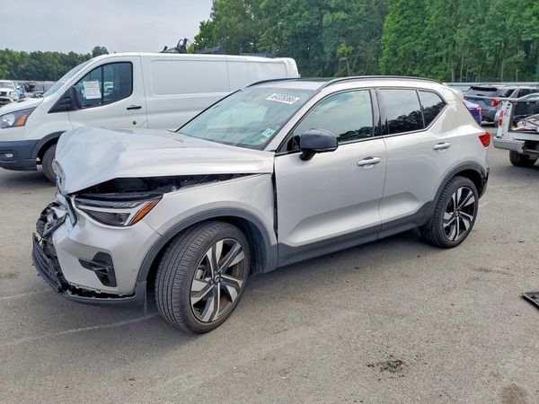 2023 VOLVO XC40 Ultimate Dark