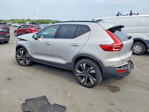2023 VOLVO XC40 Ultimate Dark