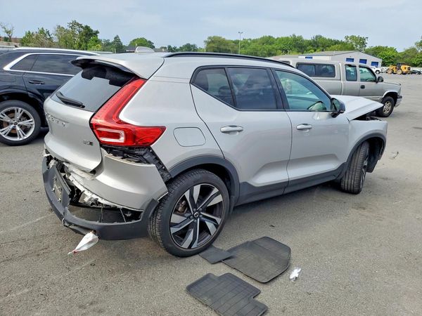 2023 VOLVO XC40 Ultimate Dark