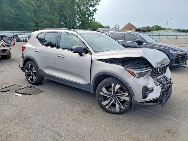 2023 VOLVO XC40 Ultimate Dark