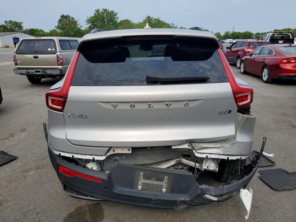2023 VOLVO XC40 Ultimate Dark