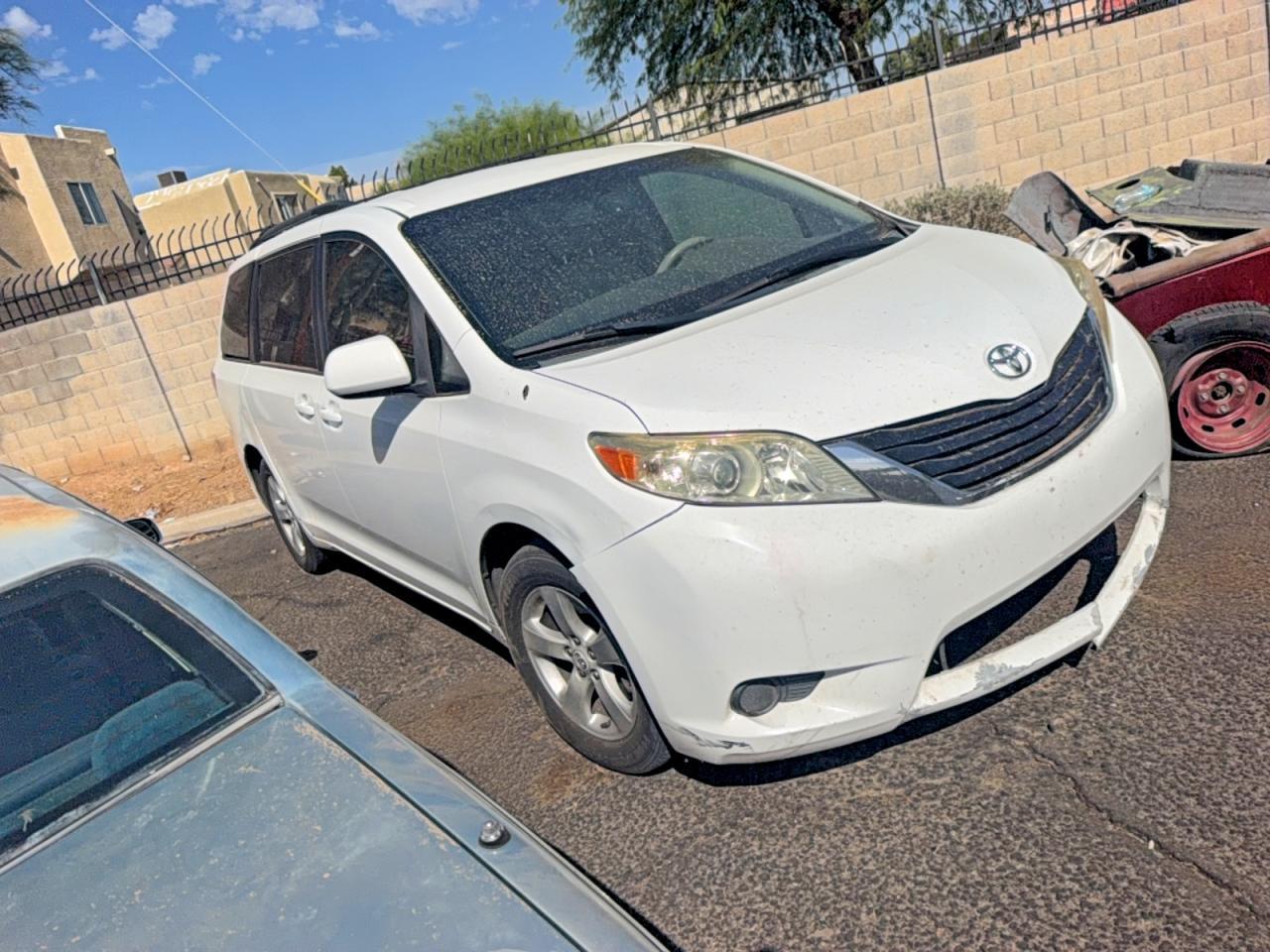 2012 TOYOTA SIENNA