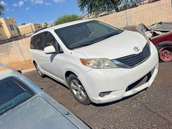 2012 TOYOTA SIENNA
