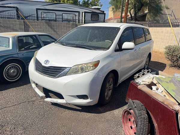 2012 TOYOTA SIENNA