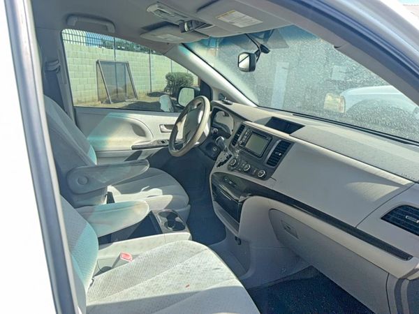 2012 TOYOTA SIENNA