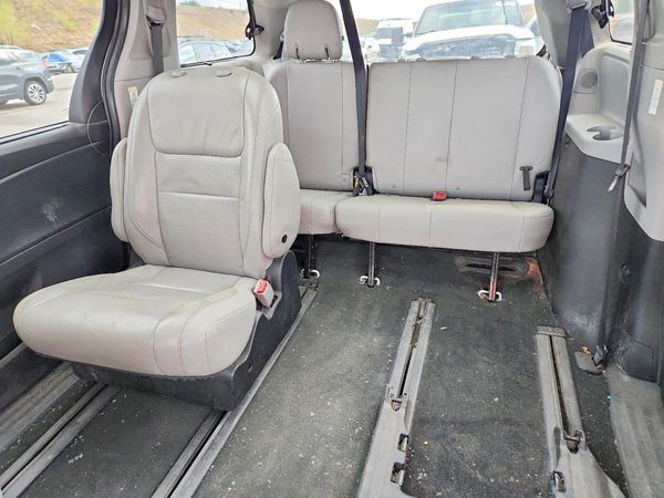2016 TOYOTA SIENNA