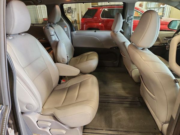 2015 TOYOTA SIENNA