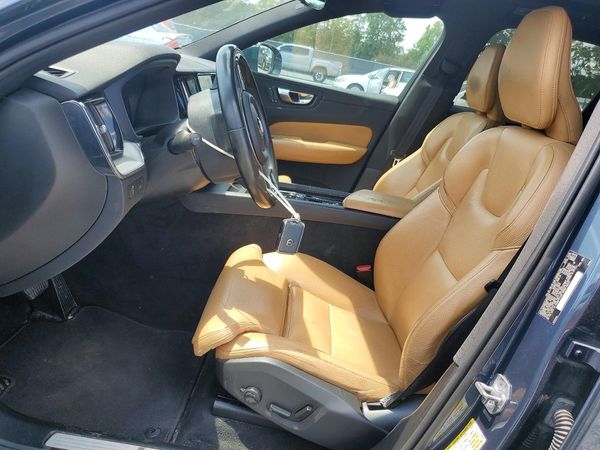 2019 VOLVO XC60 Momentum