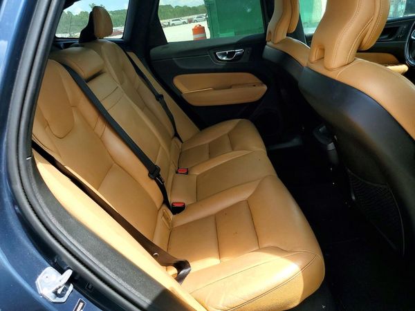 2019 VOLVO XC60 Momentum