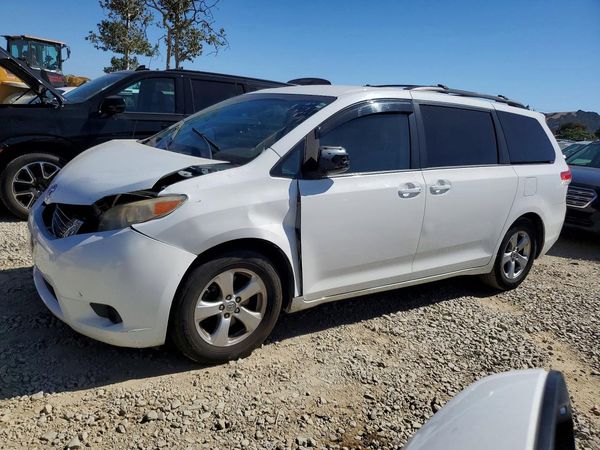 2013 TOYOTA SIENNA