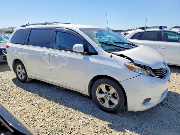 2013 TOYOTA SIENNA