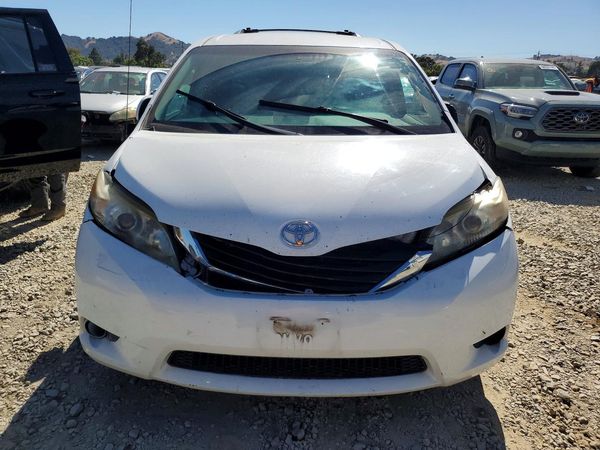 2013 TOYOTA SIENNA
