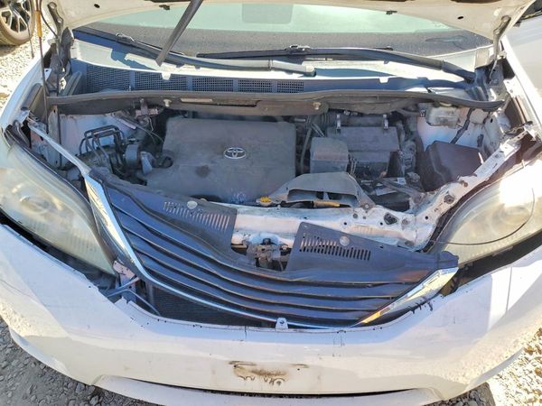 2013 TOYOTA SIENNA