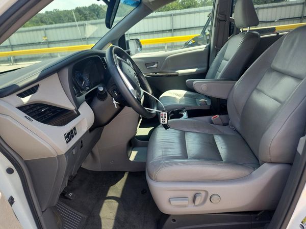 2017 TOYOTA SIENNA