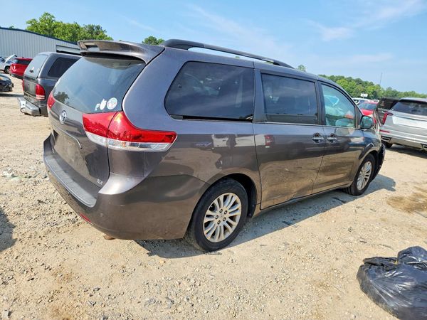2013 TOYOTA SIENNA