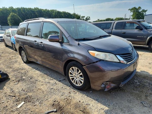 2013 TOYOTA SIENNA