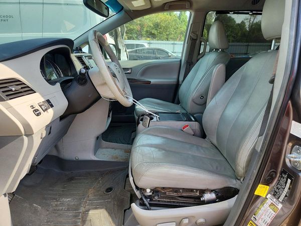 2013 TOYOTA SIENNA