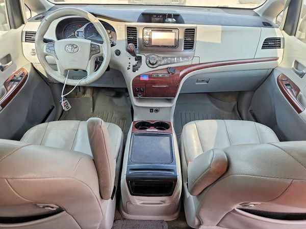 2013 TOYOTA SIENNA