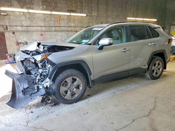 2025 TOYOTA RAV4 XLE — Front 3/4