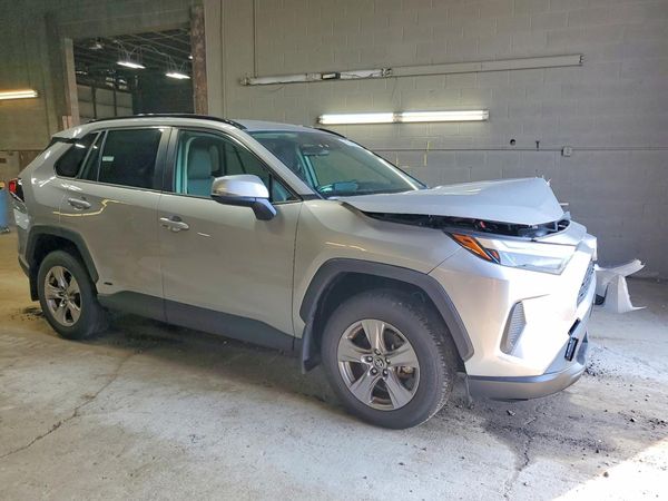 2025 TOYOTA RAV4 XLE — Passenger 3/4