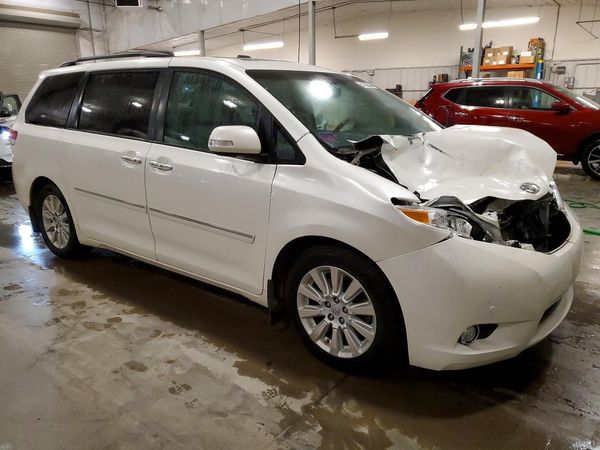 2013 TOYOTA SIENNA