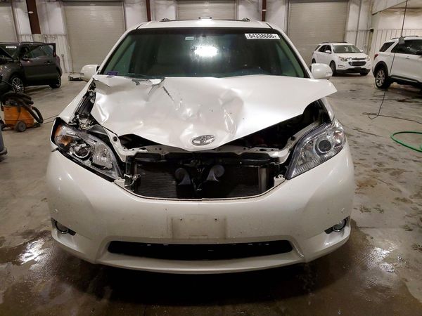 2013 TOYOTA SIENNA