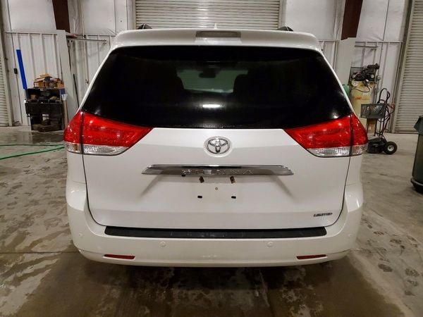 2013 TOYOTA SIENNA