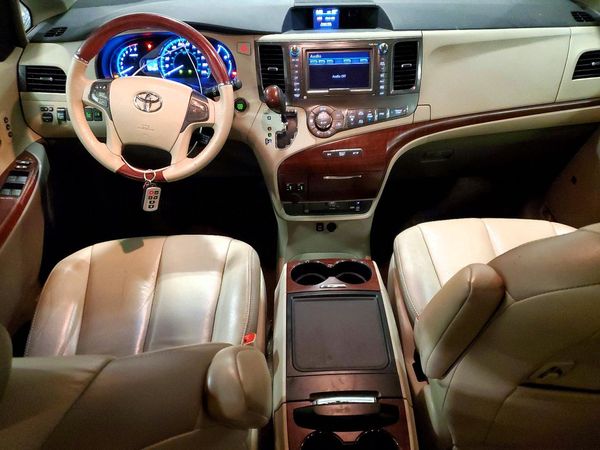 2013 TOYOTA SIENNA