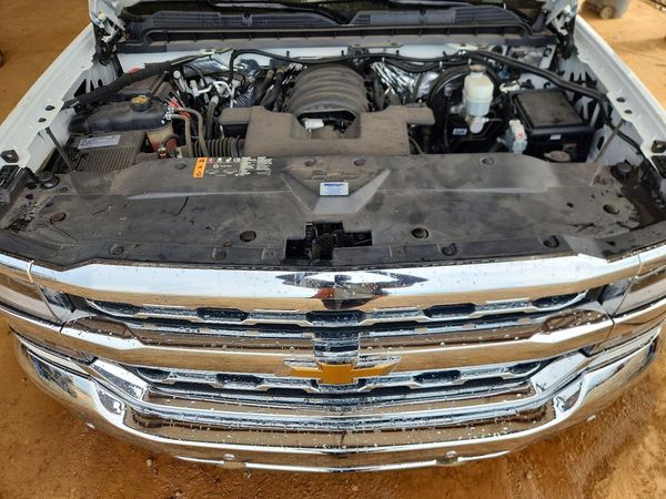 2018 CHEVROLET SILVERADO LTZ — Engine bay