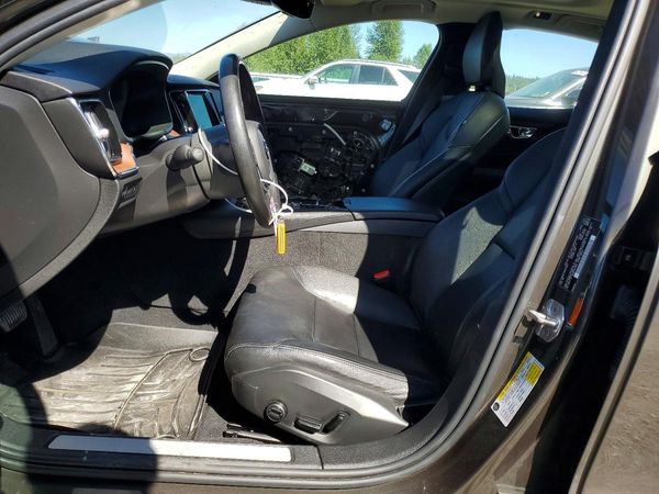 2021 VOLVO S60